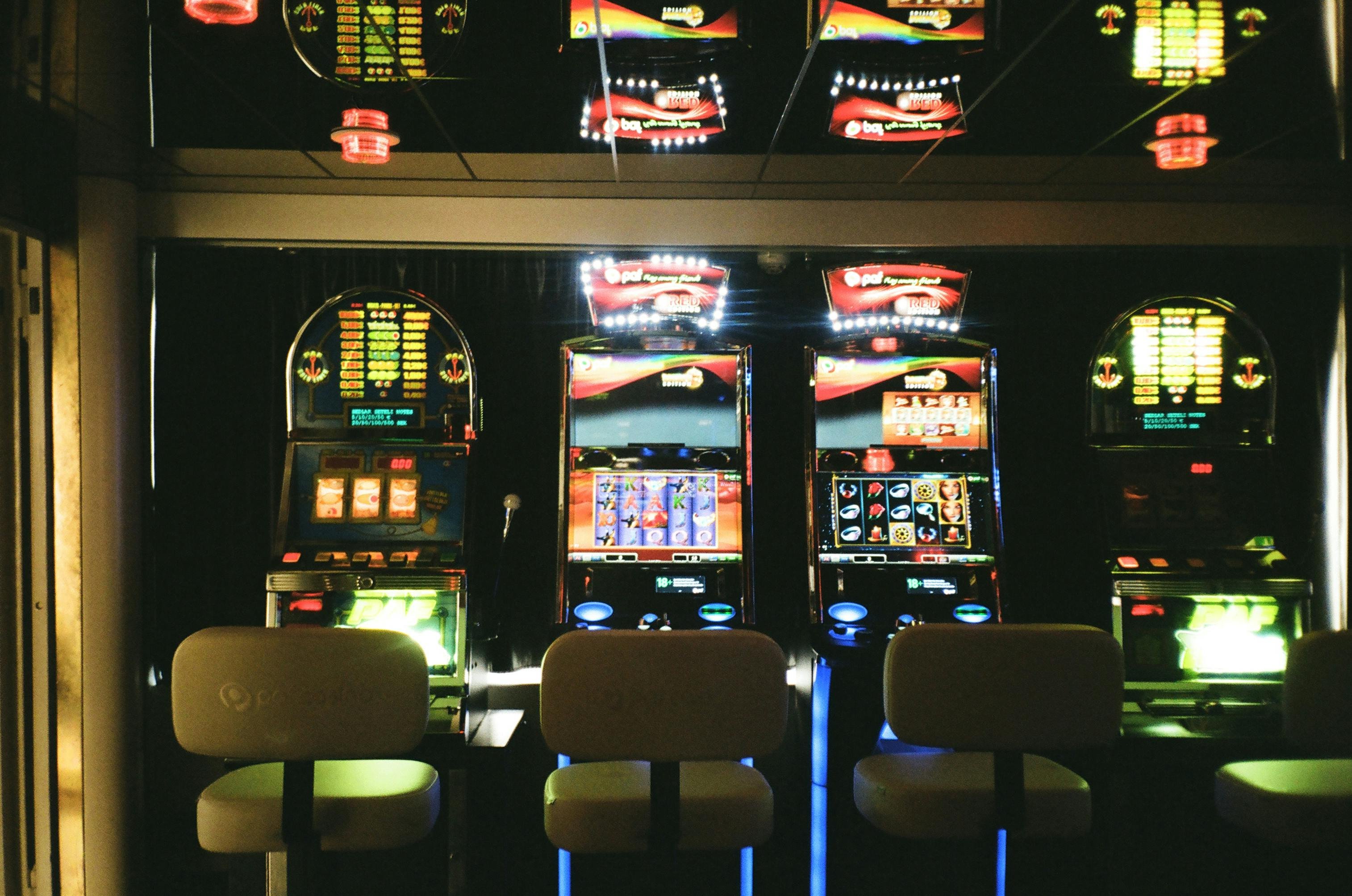 Antarmuka aplikasi acehbola menampilkan dashboard dengan meja kasino langsung dan pasar sportsbook